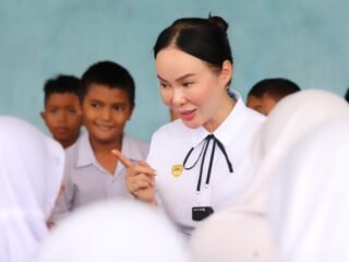 Hangat dan penuh kepedulian, Li Claudia sambangi SDN 005 Sagulung