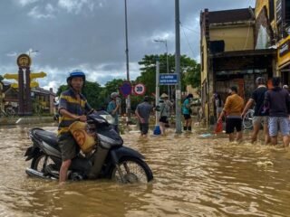 Sebanyak 52.000 rumah terendam, korban tewas banjir-longsor di Vietnam 41 Orang