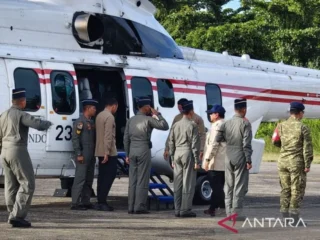 Naik heli, Prabowo tinjau tiga lokasi bencana di Sumatera Barat