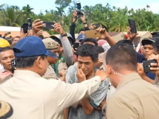 Mengharukan !!! Derai air mata warga menetes ketika Prabowo tinjau Posko pengungsi