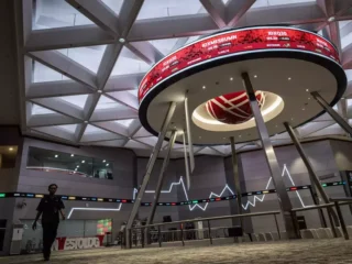 Catat rekor tertinggi, IHSG menguat 0,72 persen ke Level 8.948