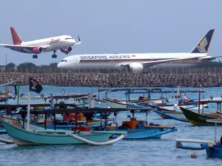 Cuaca buruk, Bandara Bali tunda enam pendaratan dan alihkan lima penerbangan
