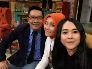 Potret lama Aura Kasih bersama Ridwan Kamil dan Atalia Praratya kembali viral