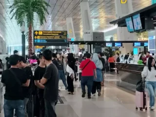 Menjelang tahun baru 2026, kepadatan penumpang masih terjadi di Bandara Soetta