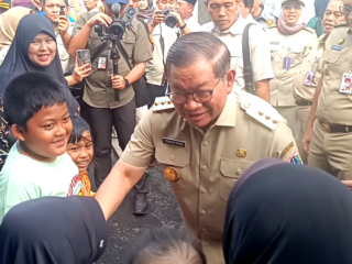 Pramono resmikan perbaikan jalan di belakang TPU Karet yang rusak selama 30 tahun