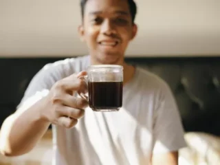 Minum kopi hitam tanpa gula, sehat atau cuma tren?