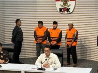 Ditahan KPK, Bupati Bekasi Ade Kuswara mohon maaf ke warga