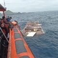 Tim SAR menemukan serpihan bagian kapal wisata jenis phinisi KM Putri Sakinah di kawasan perairan TN Komodo NTT. Pemerintah meminta penanganan musibah ini dipercepat, khususnya dalam hal pencarian korban. (Dok. Pos SAR Mabar via Detikcom)
