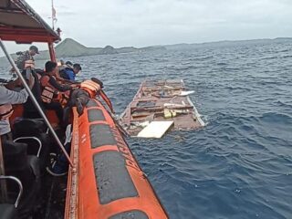 Tim SAR menemukan serpihan bagian kapal wisata jenis phinisi KM Putri Sakinah di kawasan perairan TN Komodo NTT. Pemerintah meminta penanganan musibah ini dipercepat, khususnya dalam hal pencarian korban. (Dok. Pos SAR Mabar via Detikcom)