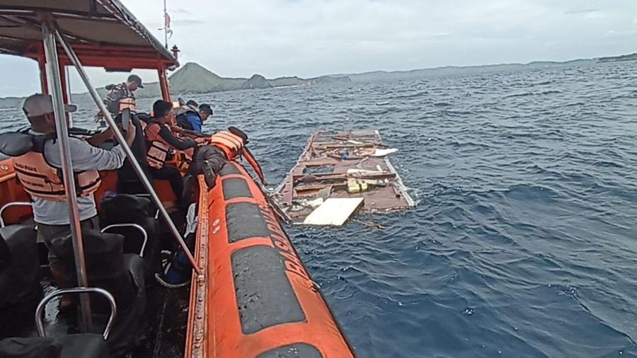 Tim SAR menemukan serpihan bagian kapal wisata jenis phinisi KM Putri Sakinah di kawasan perairan TN Komodo NTT. Pemerintah meminta penanganan musibah ini dipercepat, khususnya dalam hal pencarian korban. (Dok. Pos SAR Mabar via Detikcom)