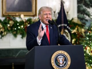 Presiden AS Donald Trump pecat 30 duta besar