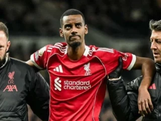 Isak absen tanpa batas waktu, Arne Slot sebut bek Spurs ceroboh
