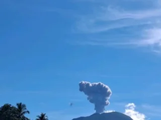 Erupsi Gunung Ibu kembali terjadi, kolom abu capai 600 meter