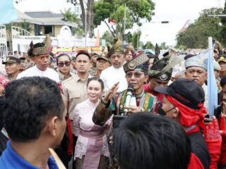 Aksi buruh warnai HJB ke-196, Amsakar–Li Claudia turun temui massa