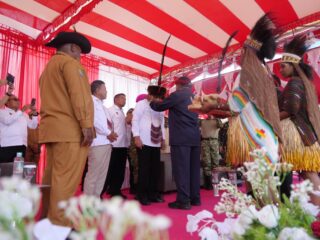 Upacara bakar batu Gerbang Natal: Menko Polkam Djamari Chaniago terima gelar warga kehormatan Papua Pegunungan