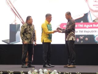 Panglima TNI Jenderal Agus Subiyanto terima Anugerah Pena Mas 2025 pada peringatan Hari Bela Negara