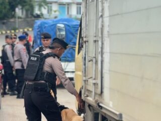 Jaga keamanan Nataru, Satgas Gakkum dan K9 Polda Kepri periksa barang bawaan penumpang di Punggur