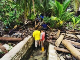 Lanal Ranai dan warga gotong royong atasi sumbatan sampah di Sabang Barat
