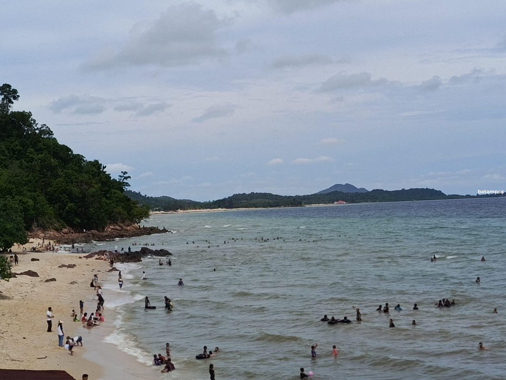 wisatawan pantai barelang