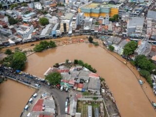 Jakarta dilanda banjir usai hujan lebat, enam RT dan empat ruas jalan terendam