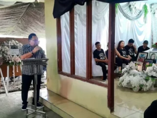 Penghormatan terakhir mendiang pramugari Florencia 'Olen' Wibisono dilakukan Bupati dan jajaran Pemkab Minahasa