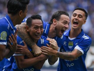 Persib tutup paruh musim sebagai penguasa klasemen Super League