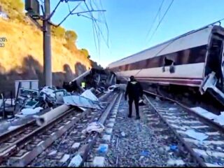 Kecelakaan dua kereta cepat Spanyol, beberapa jenazah masih terjepit di bawah gerbong