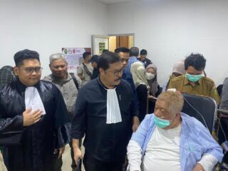 Untuk pertahankan hak dan kebenaran, kakek 88 tahun Haji Halim tetap hadiri sidang meski dalam keadaan sakit parah