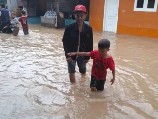 Bencana banjir menggenangi puluhan rumah warga di Desa Baros