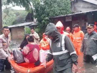 Seorang remaja tewas diduga terseret arus banjir di Jakarta Timur