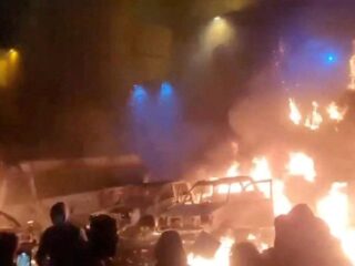 Kutuk Khamenei dan masjid terbakar, demonstrasi di Iran kian meluas