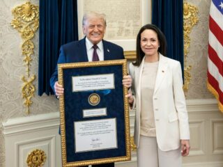 María Machado berikan hadiah nobelnya kepada Presiden Trump