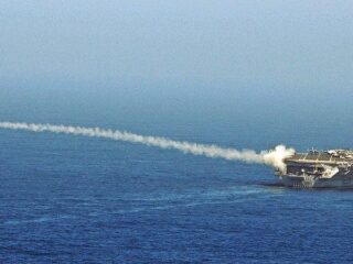 Lagi-lagi, Trump buat ketegangan dengan mengerahkan armada militer AS ke Iran
