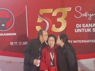 Momen Megawati dicium Puan-Prananda di Rakernas PDIP curi perhatian