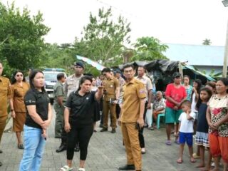 Salurkan bantuan korban banjir, Bupati Talaud minta warga jaga lingkungan