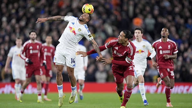 Virgil van Dijk duel dengan Lukas Nmecha saat laga Liverpool vs Leeds United di Anfield pada pekan ke-19 Liga Inggris 2025/26.
