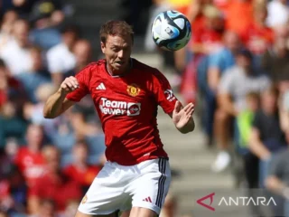Pasca pemecatan Amorin, Fletcher tunjuk Jonny Evans jadi asistennya di Manchester United