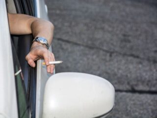 Warga minta MK sanksi sopir yang merokok sambil mengemudi