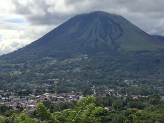 Badan Geologi : Gunung Lokon di level waspada, bisa ada potensi gas beracun