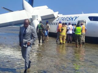 Pilot nekad daratkan pesawat di pantai dan berhasil selamatkan semua 55 penumpang