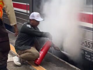 KRL Bogor–Kota alami kebakaran, asap tebal kepung area stasiun
