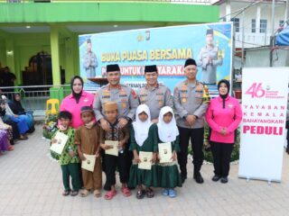 Bukber di Tanjung Sengkuang: Polri-Bhayangkari salurkan bantuan untuk warga