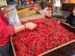 Menjelang Ramadan, harga cabai rawit di Pasar Tambun tembus Rp100.000 per kilo