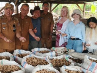 Mahasiswa Australia wisata edukasi kunjungi Bukit Kasih dan pembuatan 'Kacang Sangrai Kanonang' di Minahasa