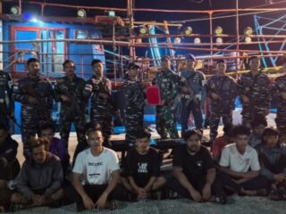 KRI Silas Papare-386 amankan solar ilegal dan narkoba di perairan Natuna