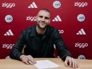 Kiper Timnas Indonesia Maarten Paes resmi dikontrak Ajax hingga 2029