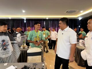 Bupati Roby bekali pemuda Bintan dengan pelatihan barber dan peralatan usaha