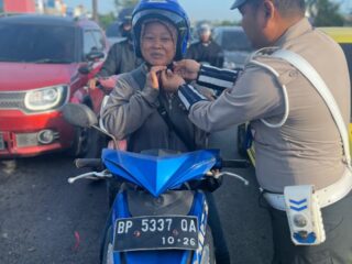 Tekan angka kecelakaan, Polresta Barelang gelar himbauan dan pembagian helm