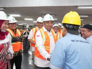 Kunjungi PT Indah Kiat, Wamenaker minta perusahaan konsisten terapkan aturan ketenagakerjaan
