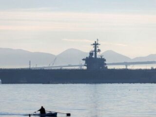 Semakin tegang: Kapal induk USS Abraham Lincoln lolos dari Rudal, Amerika balas tenggelamkan kapal perang Iran